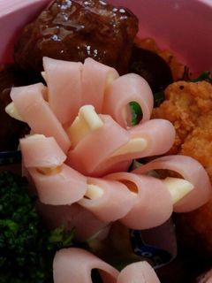 ハム&チーズで可愛いお花に♡キャラ弁にも-レシピのメイン写真
