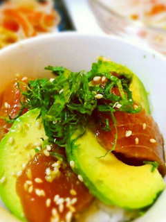 マグロとアボカドこく旨漬丼-レシピのメイン写真