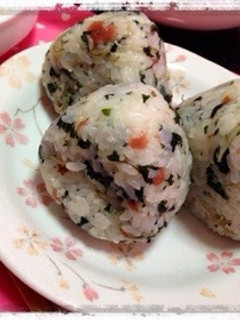 朝ご飯やお弁当に♫梅わかめおにぎり-レシピのメイン写真