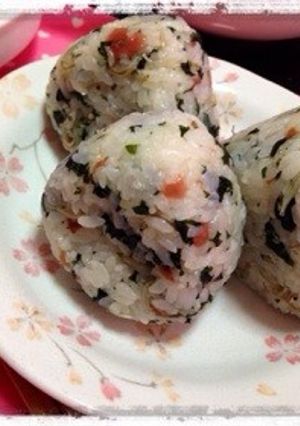 朝ご飯やお弁当に♫梅わかめおにぎり-レシピのメイン写真