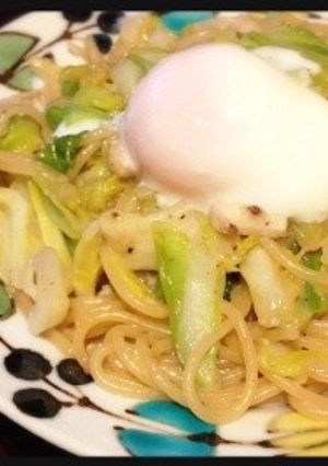 簡単*バター香る塩辛のパスタ(温玉乗せ)-レシピのメイン写真
