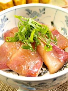 お刺身で♪自家製ぶりの漬け丼-レシピのメイン写真
