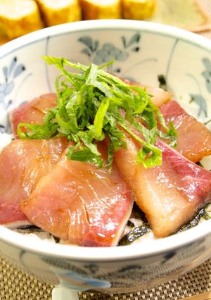 お刺身で♪自家製ぶりの漬け丼-レシピのメイン写真