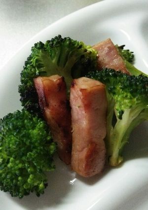 ブロッコリーとベーコンの炒め物-レシピのメイン写真