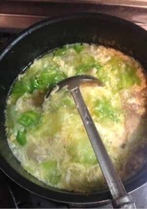 鶏皮とレタスのふわふわ卵スープ-レシピのメイン写真