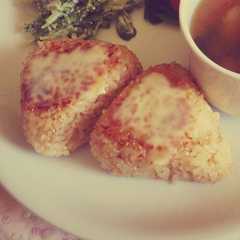 รูปของ 中まで味しっかり☆チーズ焼きおにぎり