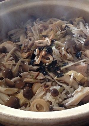 土鍋で炊く☆キノコいっぱいの炊込みご飯-レシピのメイン写真