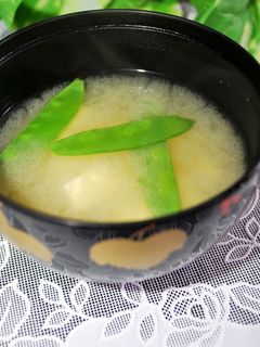 おいし~い♪ 絹さやと豆腐の味噌汁-レシピのメイン写真