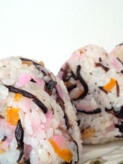 ひじきの煮物と桜大根のごはん(おにぎり)-レシピのメイン写真