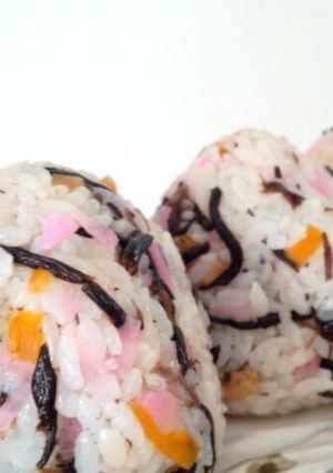 ひじきの煮物と桜大根のごはん(おにぎり)-レシピのメイン写真