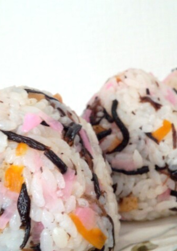 ひじきの煮物と桜大根のごはん(おにぎり)-レシピのメイン写真