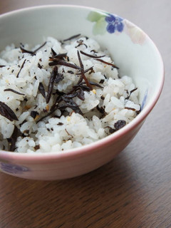 赤しそ・ひじき入り自家製ふりかけ混ぜご飯-レシピのメイン写真