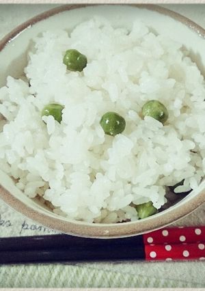 ぷっくり綺麗色＊グリンピース＊豆ごはん-レシピのメイン写真