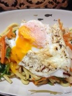 【アレンジ♪】塩麹鶏ハムde親子焼きそば-レシピのメイン写真
