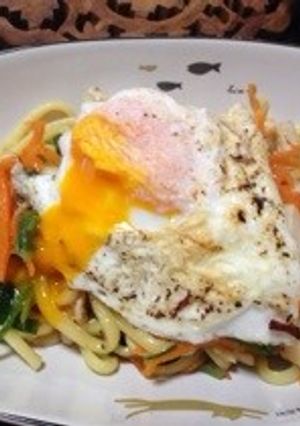 【アレンジ♪】塩麹鶏ハムde親子焼きそば-レシピのメイン写真