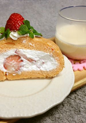 もっちり桜色♪イチゴのロールケーキ♪-レシピのメイン写真
