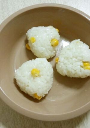 幼児食♡バターコーンおにぎり-レシピのメイン写真