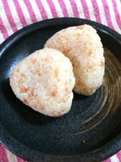 胡麻香る子ども大好き鮭マヨオイルおにぎり-レシピのメイン写真