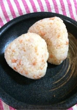 胡麻香る子ども大好き鮭マヨオイルおにぎり-レシピのメイン写真