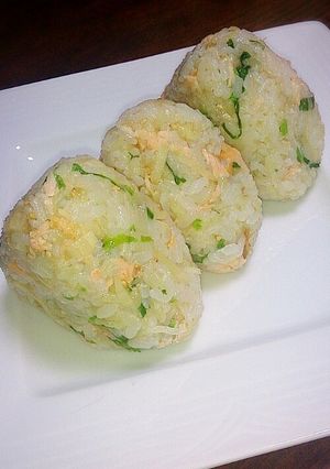 お花見に☆焼鮭の混ぜこみおむすび-レシピのメイン写真