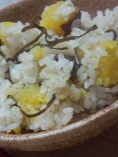 こんぶ茶と塩昆布で簡単さつまいもご飯-レシピのメイン写真