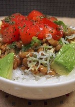 簡単！かけトマ♡じゃこ入りアボカド納豆丼-レシピのメイン写真