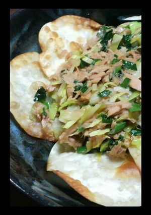 パリパリ!餃子の皮煎餅☆ツナニラのっけ-レシピのメイン写真