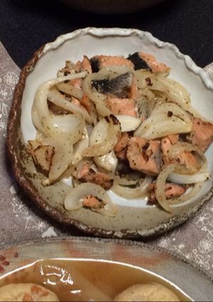 玉ねぎと鮭の洋風ニンニクバター炒め-レシピのメイン写真
