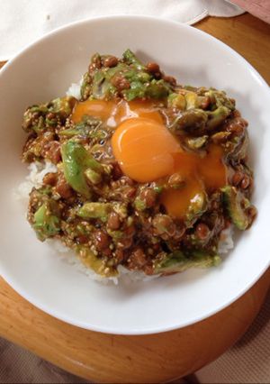 ピリ辛サッパリ納豆アボカド丼-レシピのメイン写真