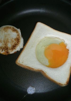 簡単☆目玉焼きパン-レシピのメイン写真