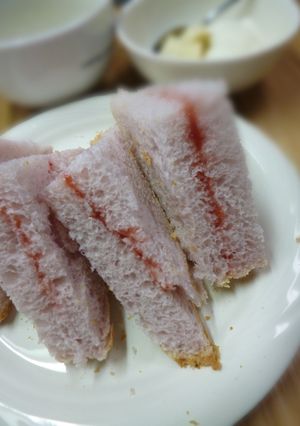 紫芋パウダーの食パンでイチゴジャムサンド-レシピのメイン写真