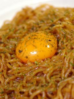 日清焼そばに黄身乗せでとろウマっ-レシピのメイン写真