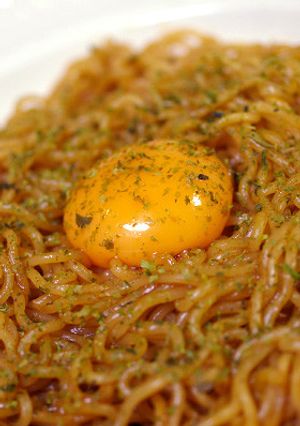 日清焼そばに黄身乗せでとろウマっ-レシピのメイン写真