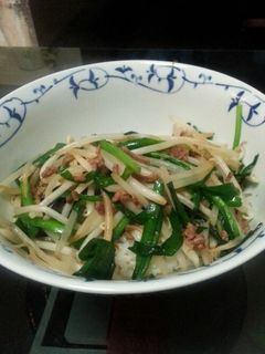 簡単!ニラともやしのオイスター炒め丼-レシピのメイン写真