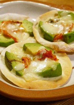 餃子の皮でおつまみ♡アボカド＆キムチーズ-レシピのメイン写真