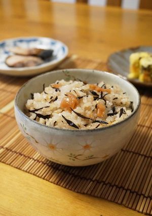 行楽に☆ひじきと梅干しの炊き込みご飯-レシピのメイン写真
