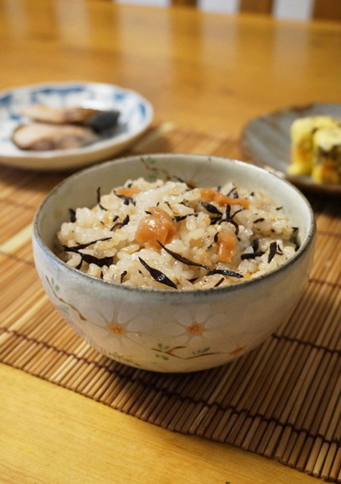 行楽に☆ひじきと梅干しの炊き込みご飯-レシピのメイン写真