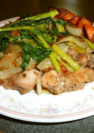 鶏もも肉のセロリとタマネギ, 香草酒蒸し-レシピのメイン写真