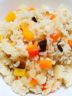 ゆで鶏の茹で汁で~ 中華風炊き込みごはん-レシピのメイン写真