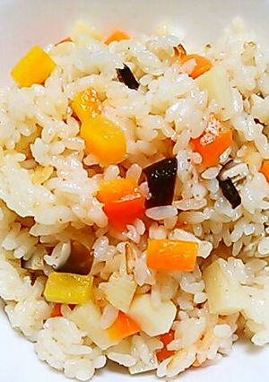 ゆで鶏の茹で汁で~ 中華風炊き込みごはん-レシピのメイン写真
