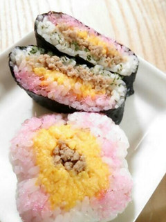 鶏そぼろの4色ご飯で おにぎりサンド-レシピのメイン写真