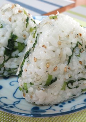 お弁当に最適♪野沢菜ちりめんおにぎり-レシピのメイン写真