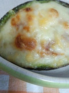 簡単!アボカドのコンビーフマヨチーズ焼き-レシピのメイン写真