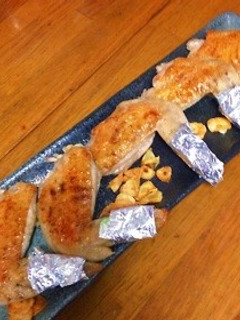 簡単節約ジューシーカリカリ鳥手羽先焼き-レシピのメイン写真
