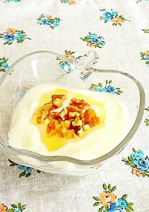 ヨーグルトにクルミ＆はちみつ♪-レシピのメイン写真
