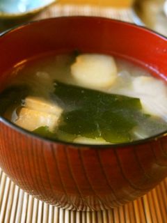新玉葱とお麩と若布の味噌汁-レシピのメイン写真