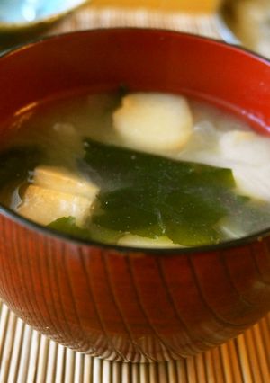 新玉葱とお麩と若布の味噌汁-レシピのメイン写真