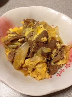 すき焼きのタレで簡単!牛肉の卵とじ-レシピのメイン写真