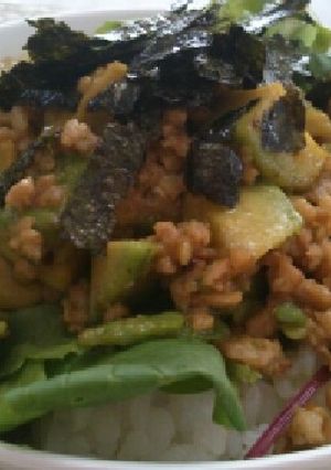鶏ミンチとアボカドのっけご飯-レシピのメイン写真