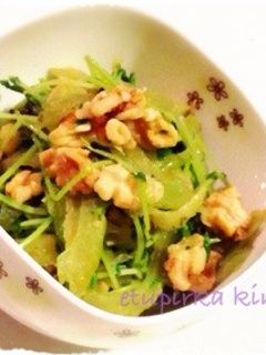 豆苗使い切り☆クルミとセロリしょうゆ炒め-レシピのメイン写真